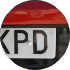 Spansk registreringsskylt på en röd bil